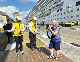 Agentes bilíngues do Ronda no Bairro recepcionam turistas no Porto de Maceió