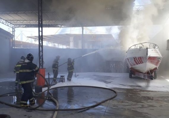 Lancha pega fogo dentro de Marina em Marechal Deodoro
