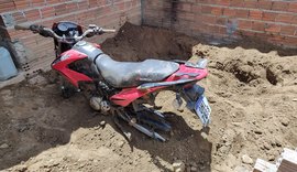 Moto roubada é encontrada enterrada no quintal de casa em Porto Real do Colégio