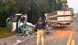 Acidente entre micro-ônibus e carreta deixa 23 mortos e cinco feridos no Paraná