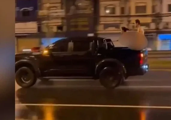 Casal é preso após ser flagrado fazendo sexo em caçamba  de caminhonete em movimento