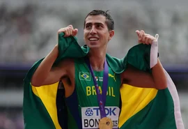 Caio Bonfim é campeão mundial dos 20 km da marcha atlética em Tóquio