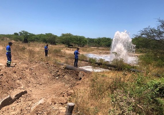 Casal e Águas do Sertão reparam adutora em Delmiro