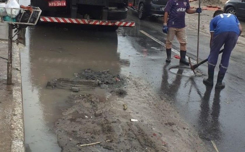 Infraestrutura realiza drenagem em ruas alagadas de Maceió