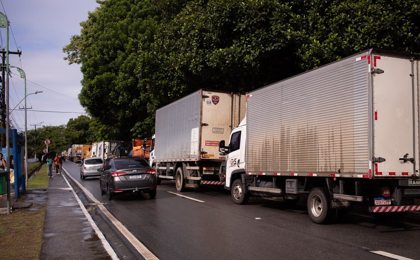 Autuações de veículos de cinco toneladas circulando em Maceió fora do horário são 44 em junho
