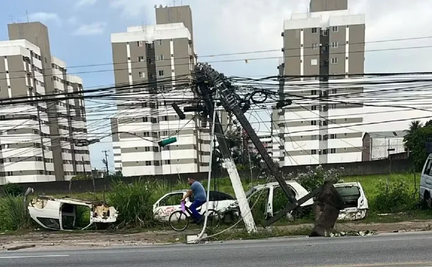 Caminhão colide com poste e deixa parte da Cidade Universitária sem energia em Maceió