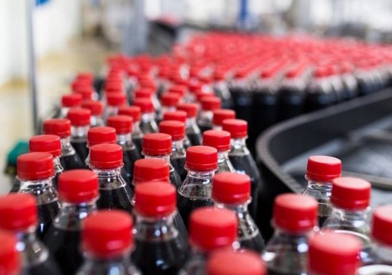 Indústrias de refrigerantes param produção por falta de CO²