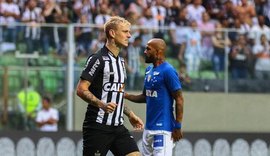 Atlético bate o Cruzeiro no clássico mineiro e vira líder do Brasileirão