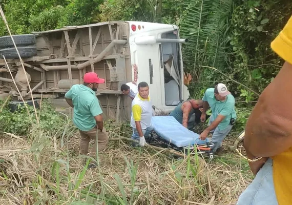 Trabalhadores rurais ficam feridos após ônibus capotar e cair em ribanceira na AL-105