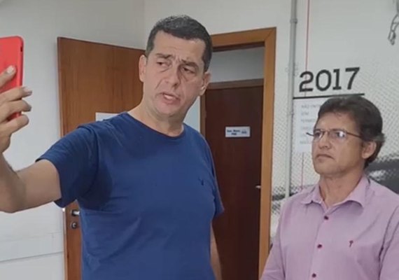 Vídeo: Ex-prefeito é desmoralizado ao ir para Delegacia se desculpar de acusações falsas e disse que correu para não apanhar da mãe do prefeito