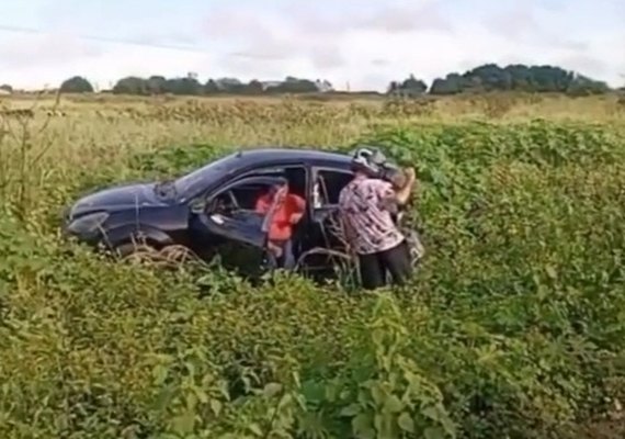 Veículo vai parar em área de vegetação após acidente na AL-115