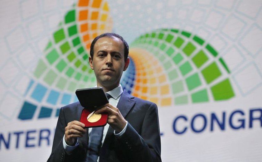 Matemático iraniano recebe nova medalha e diz que voltará ao Rio de Janeiro