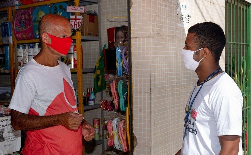 Agentes de endemias mantêm visitas a residências com protocolos sanitários