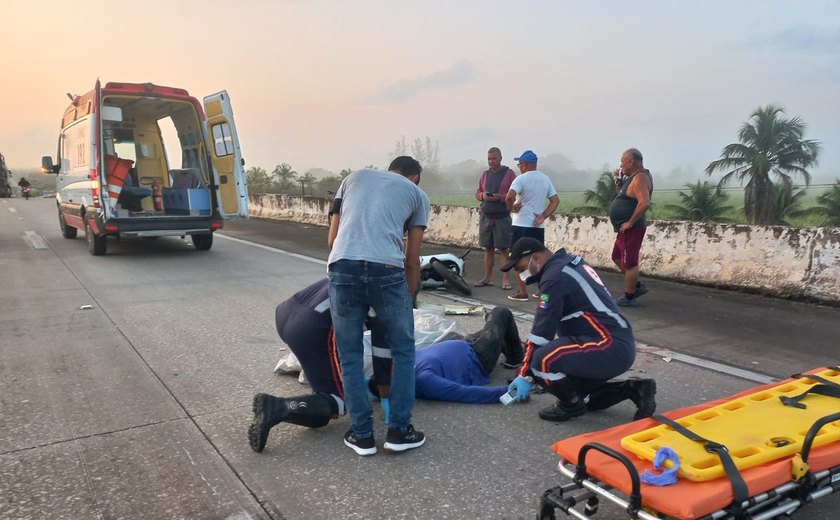 Mulher morre e homem fica ferido em acidente envolvendo motocicleta e caminhão