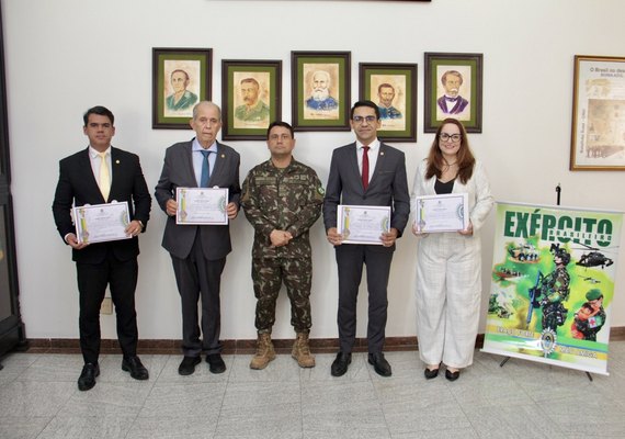 Corregedor e juízes da CGJ são homenageados pelo Exército Brasileiro
