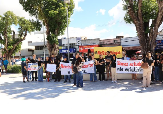 Alunos da Uncisal com risco de perder vaga protestam no Centro