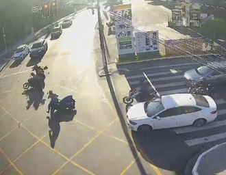 Acidente entre quatro motocicletas deixa um ferido e trânsito parado na Leste-Oeste