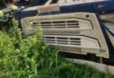 Motorista fica preso às ferragens após carreta tombar na BR-101, em Novo Lino