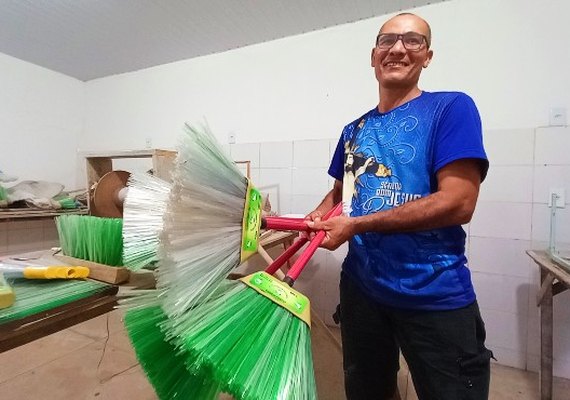 Garrafas PET transformadas em vassouras geram renda em Viçosa