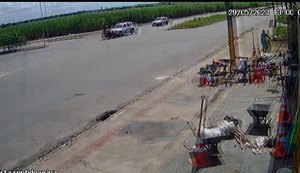 Vídeo: câmera de videomonitoramento mostra exato momento de colisão entre carro e moto no Benedito Bentes