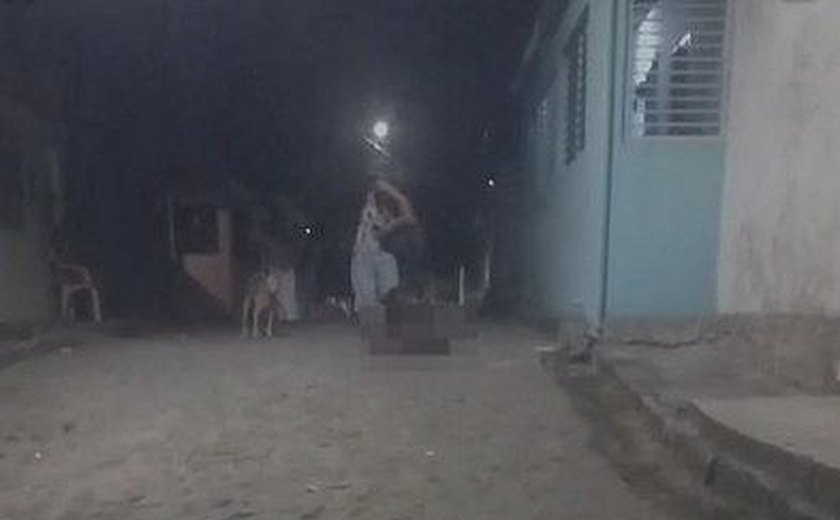 Homem que aparece em vídeo matando cachorro ganha liberdade