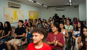 Estudantes se reúnem e compartilham expectativas para viagem à Inglaterra