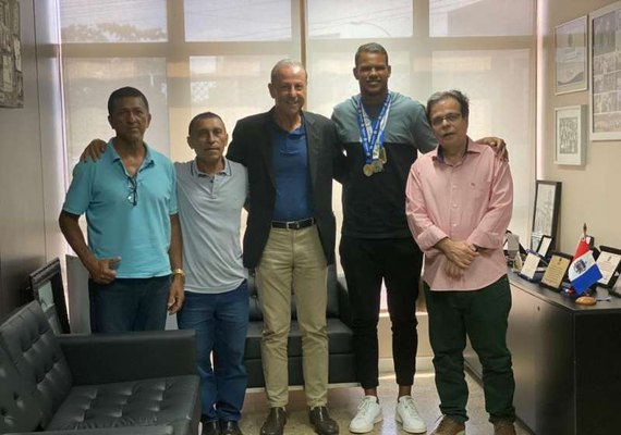 Goleiro campeão pelo Botafogo desfruta de suas férias em Maceió, sua terra natal