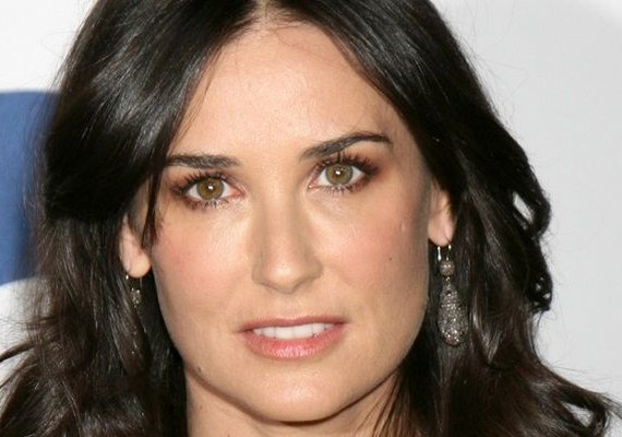 Demi Moore exagera no decote e mostra demais em evento