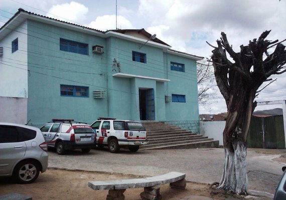 Detentos fogem da delegacia de Santana no final da manhã deste domingo