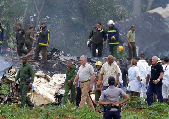 Avião cai em Cuba e mata 110 pessoas