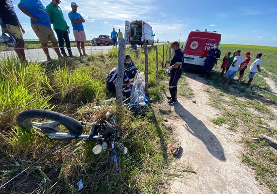 Condutor de motocicleta morre após veículo sair da pista e bater em cerca