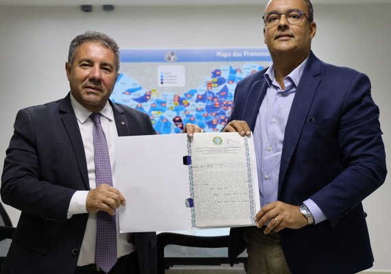 MP recebe escritura do terreno onde está sendo construída a sede das Promotorias de Justiça de Penedo