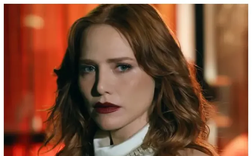Ruiva e rica: Adriana aparece irreconhecível e marca entrada triunfal em Quem Ama Cuida