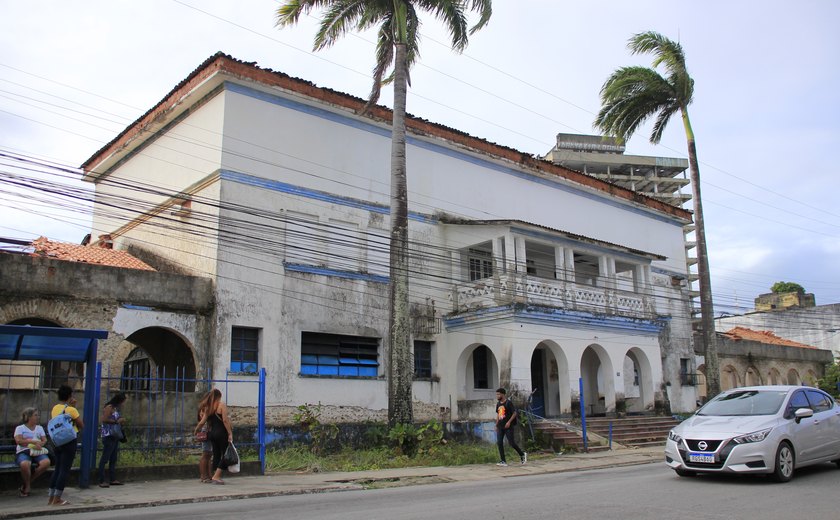 Abandonado, prédio do Cenarte sofre ação de vândalos