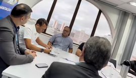 Prefeito busca apoio na Caixa durante reunião com comerciantes atingidos pela enchente de 2010