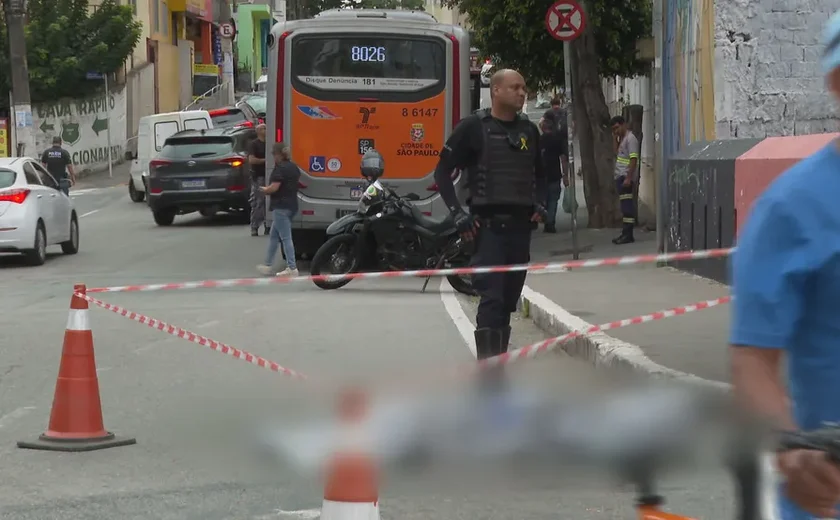 Mulher morre atropelada por ônibus em SP após ser empurrada por homem