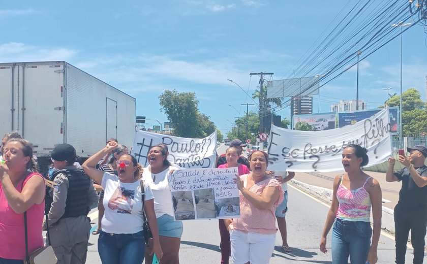 Familiares de pacientes que necessitam de atendimento 'home care' realizam protesto em Maceió