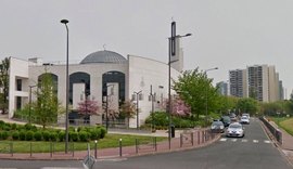 Em Paris, homem tenta atropelar pessoas em frente a mesquita e é preso