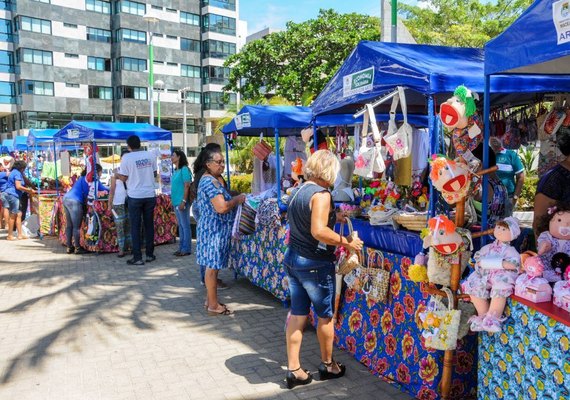 Feira de Economia Solidária segue na Ponta Verde até o dia 30