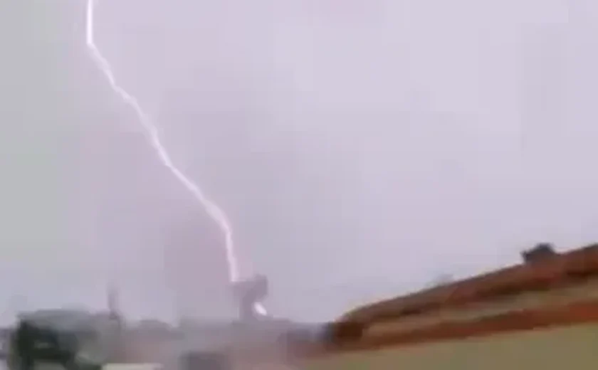 Morador registra momento em que raio atinge Rio Largo durante forte chuva