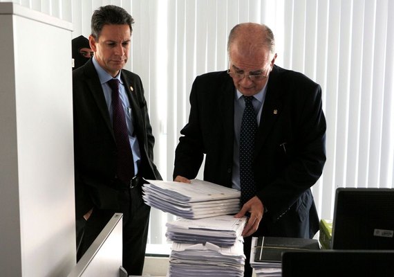 MP denuncia 12 pessoas e pede perda de cargos públicos e bloqueio de bens