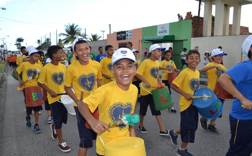 Crianças, adolescentes, idosos e famílias amparadas pela LBV promovem Desfile Cívico em Maceió
