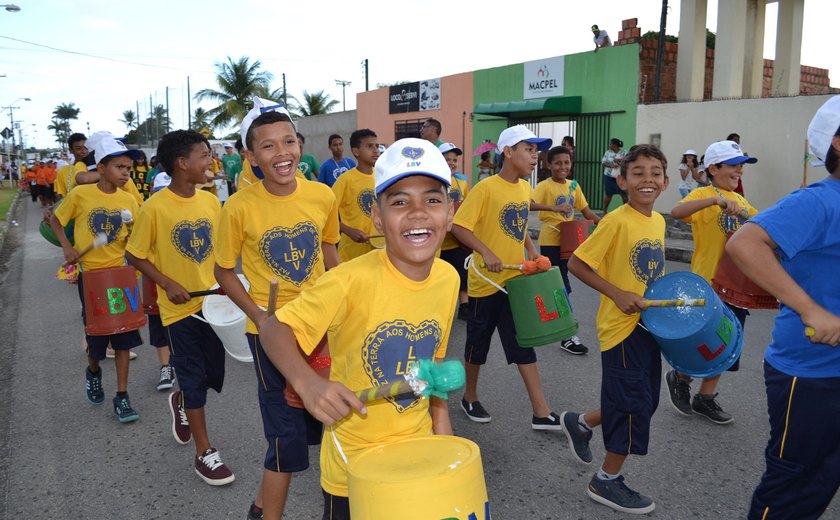 Crianças, adolescentes, idosos e famílias amparadas pela LBV promovem Desfile Cívico em Maceió