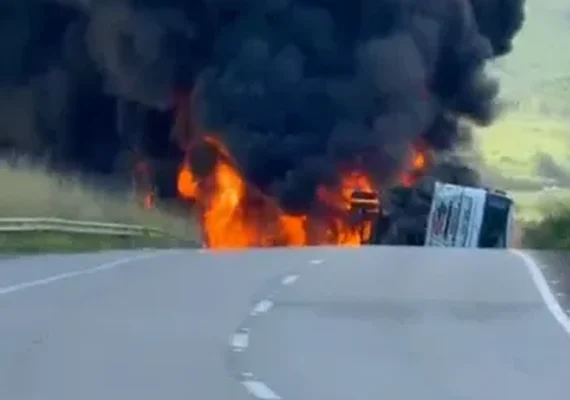 BR-101 é totalmente liberada após retirada de caminhão-tanque que explodiu em Alagoas