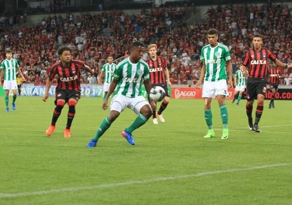Atlético-PR desencanta no Estadual e bate o rival Coritiba