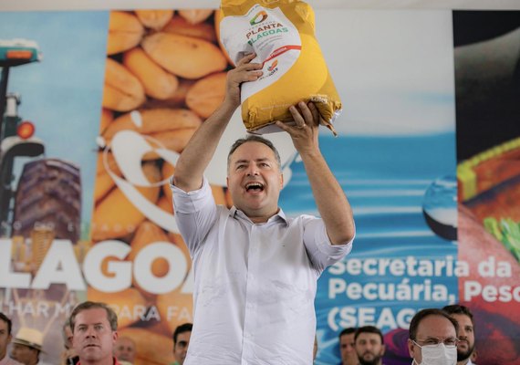 Renan Filho faz entrega do maior pacote de incentivos à agricultura familiar de AL