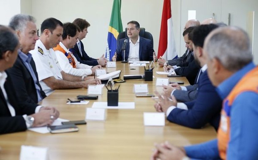 Governador discute com ministro e prefeitos medidas de limpeza das praias alagoanas