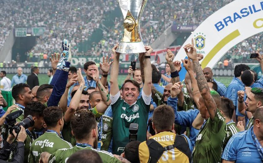 Jair Bolsonaro acompanha vitória do Palmeiras e entrega taça de campeão ao time