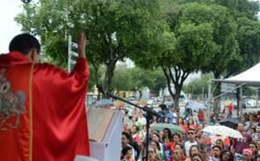 Apesar da chuva, milhares de fiéis homenageiam São Jorge no Rio