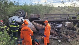 Caminhão capota em ladeira, motorista morre e carona fica ferido em Palmeira dos Índios